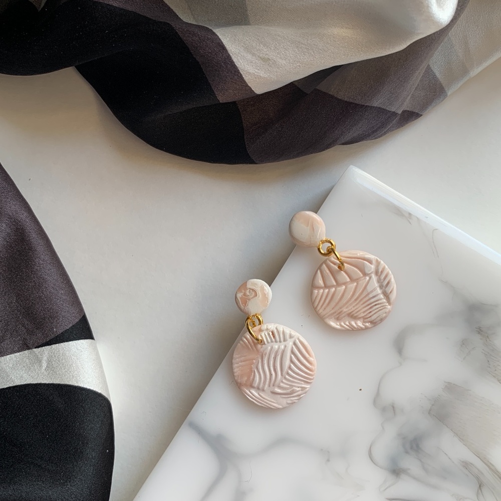 💍 NWT HANDMADE Gold Earrings Leaf Pink Marbled